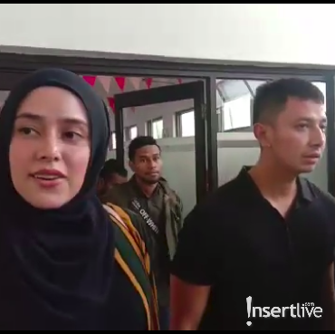 Faktor Psikologis Penyebab Fairuz A Rafiq Pingsan Saat Sidang Ikan Asin