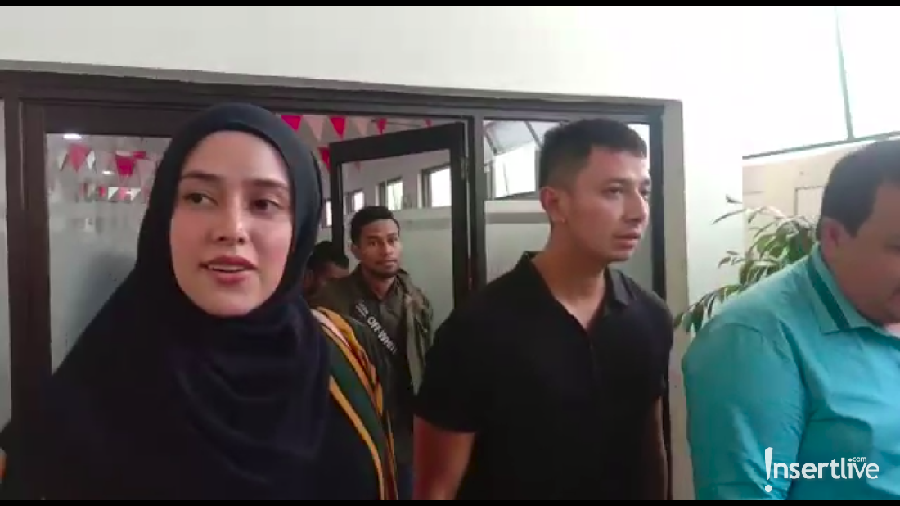 Fairuz A rafiq pingsan saat menjadi saksi dalam kasus ikan asin di Pengadilan Negeri Jakarta Selatan.