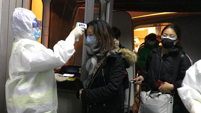 Penularan virus corona bisa terjadi melalui kontak dan udara, lebih spesifik melalui droplet (percikan liur).