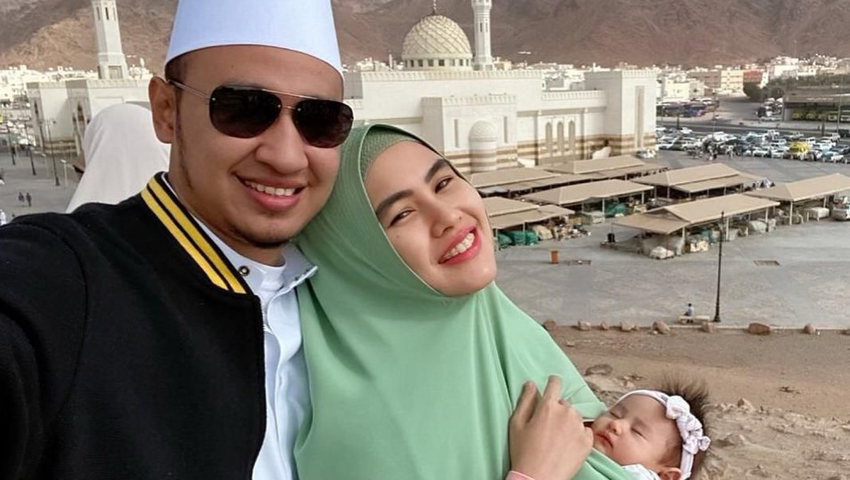 Kartika Putri dan sang suami tengah melakukan ibadah umroh di Tanah Suci&comma; namun kali ini Kartika Putri memboyong serta putri kecilnya&period; Yuk&comma; intip potretnya&excl;