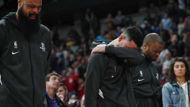 Bintang-bintang NBA tidak kuasa menahan tangis usai mengetahui Kobe Bryant meninggal dunia karena kecelakaan helikopter.