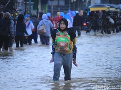 Air Masih Genangi Dayeuhkolot, Warga: Ini Gimana Pak Gubernur Banjir Terus