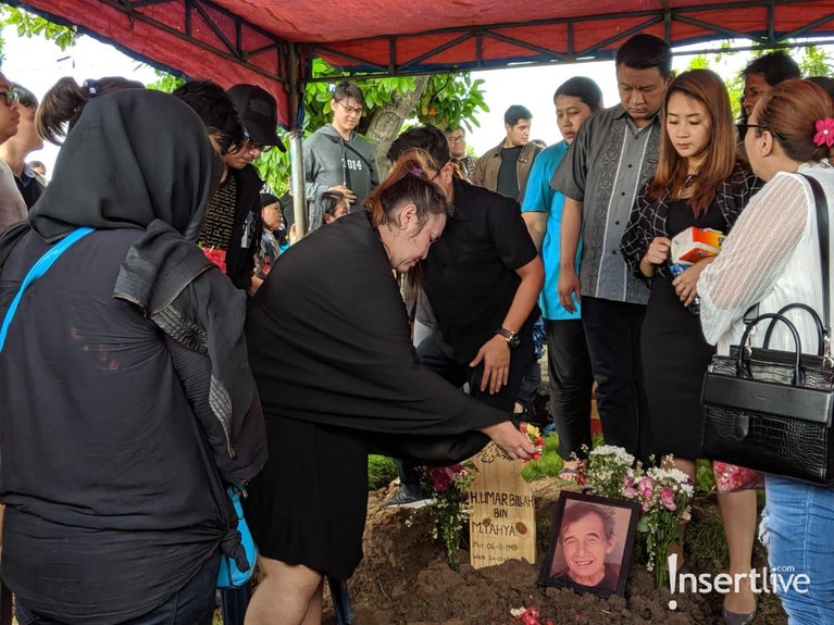 Simak tujuh potret suasana duka pemakaman aktor Johny Indo pada Senin (27/1).