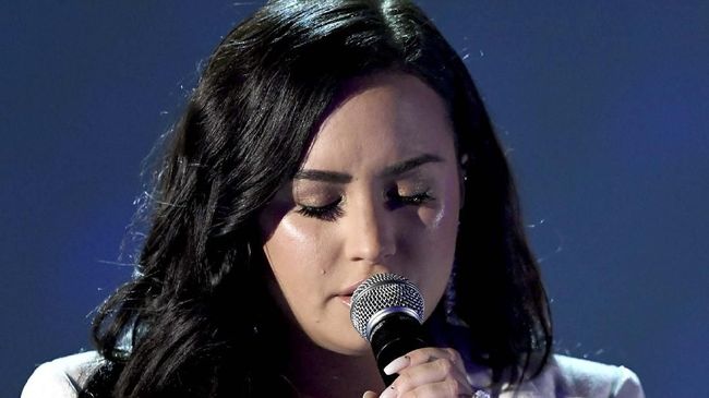 Demi Lovato mengungkapkan pengalaman pahit kala dirinya berada dalam kondisi sulit, overdosis, pada 2018 lalu.