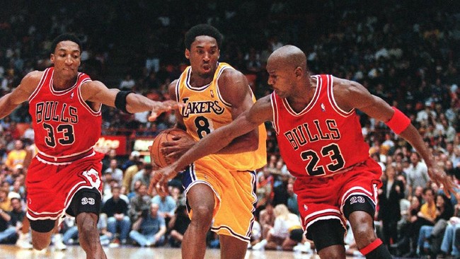 Legenda NBA, Michael Jordan mengaku sulit menerima kabar Kobe Bryant meninggal dalam kecelakaan helikopter.