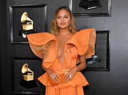 Chrissy Teigen Cangkok Alis, Biayanya Capai Rp 100 Juta