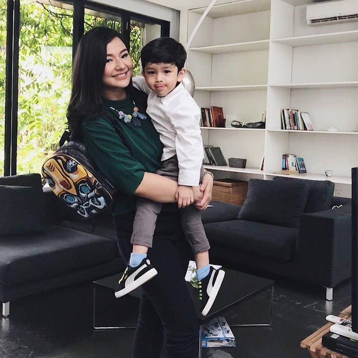 <p>Hingga kini, Eriska masih fokus mengurus anak dan menerima job yang tanpa mengharuskannya berpisah dengan anak. (Foto: Instagram @eriskarein)</p>
