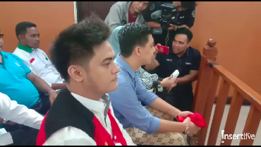 Jalani Sidang Kasus Ikan Asin, Galih Ginanjar Pamer Baju & Sepatu Baru