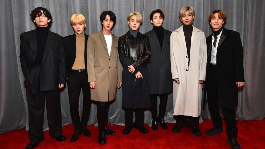 BTS LOS ANGELES, CALIFORNIA - JANUARY 26: BTS attends the 62nd Annual GRAMMY Awards at STAPLES Center on Janu, ary 26, 2020 in Los Angeles, California. (Photo by Emma McIntyre/Getty Images for The Recording Academy)