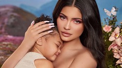 6 Gaya Kylie Jenner Momong Stormi, Super Stylish dan Keibuan