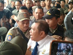 Tolak Tinggalkan Kantor PD Pasar Medan, Rusdi Sinuraya Ditarik Satpol PP