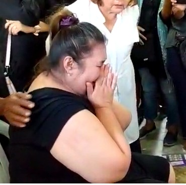 Pilu, Tangisan Dr Eva Martini Pecah di Depan Jenazah Johny Indo