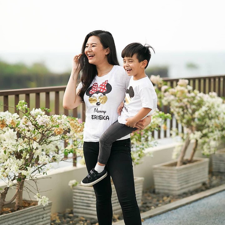 <p>Eriska Rein menikah dengan Mithu Nisar saat berusia 20 tahun. Selang dua tahun ia dikaruniai anak lelaki. (Foto: Instagram @eriskarein)</p>