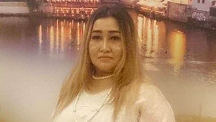 Eva Martini Luisa tak mapu menahan air mata di depan jenazah sang ayah, Johny Indo. Perempuan yang akrab disapa dokter Eva ini menangis sambil meminta maaf.