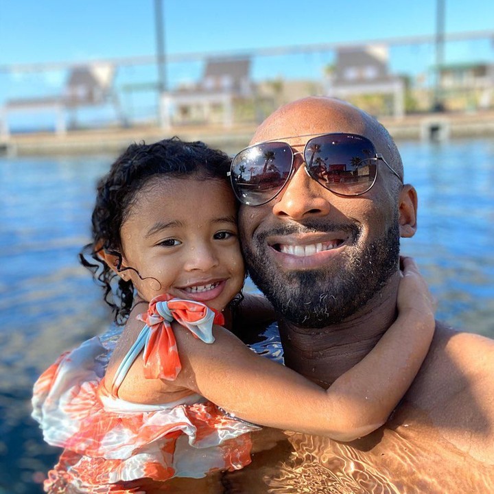<p>Saat berenang bersama anak nomor tiga baby B atau Bianca Bella. (Foto: Instagram @kobebryant)</p>