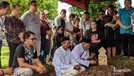Simak tujuh potret suasana duka pemakaman aktor Johny Indo pada Senin &lpar;27&sol;1&rpar;&period;
