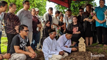 Tangis Penyesalan Putri Johny Indo di Samping Pusara Sang Ayah