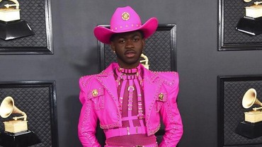 img-title Rapper Lil Nas X Rilis Sneakers dengan Kandungan Darah Manusia