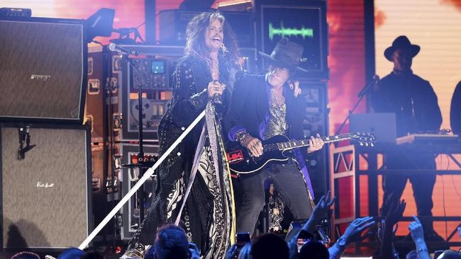 Joey Kramer kembali tampil bersama Aerosmith setelah sempat mengajukan gugatan hukum terhadap band pelantun Walk This Way itu.