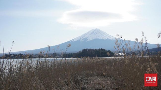 Menurunnya jumlah pengunjung Gunung Fuji setelah otoritas Jepang memberlakukan biaya masuk dan pembatasan jumlah pendaki harian untuk overtourism.