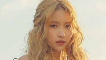 img-title Unggah Foto Mesra dengan Patung Tentara Nazi, Sowon GFRIEND Dikecam