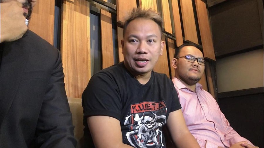 Calon istri Sahrul Gunawan memang mempesona. Berusia 19 tahun lebih muda, Una Maulina akan segera dipersunting Sahrul.