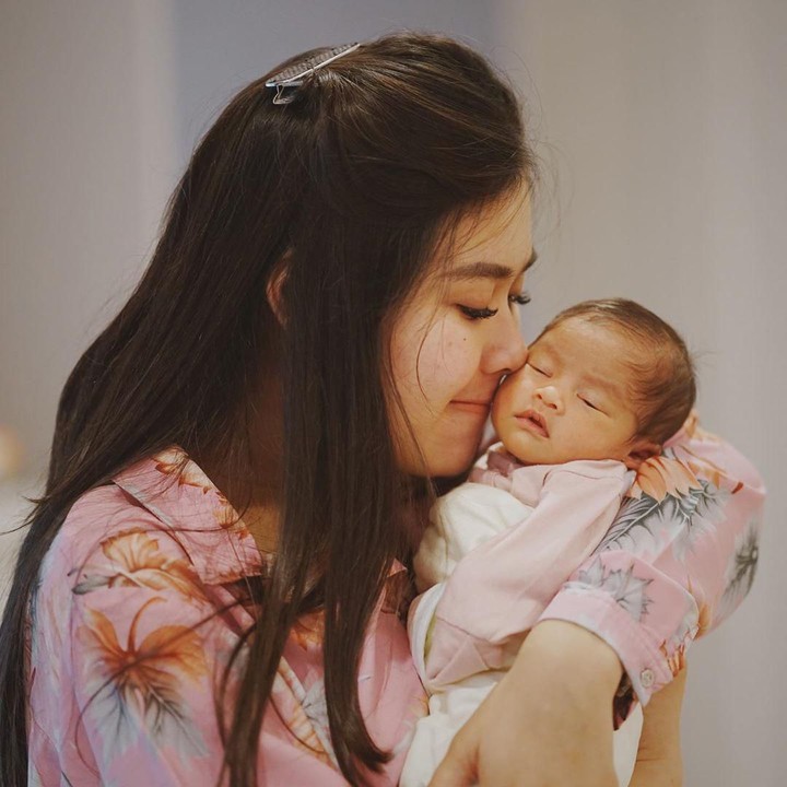 <p>Hangat sekali nih pelukan Bunda Syahnaz untuk si kecil Zunaira.  (Foto: Instagram @ritchieismail)</p>