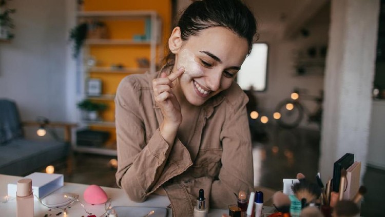 Kenali Gejala Alergi Akibat Salah Pakai Skincare, Ini Cara Mengatasinya Ada kalanya memakai skincare berujung petaka. Bunda bisa saja mengalami alergi dan malah merusak kulit wajah. Untuk mengatasinya, perhatikan beberapa hal ini.