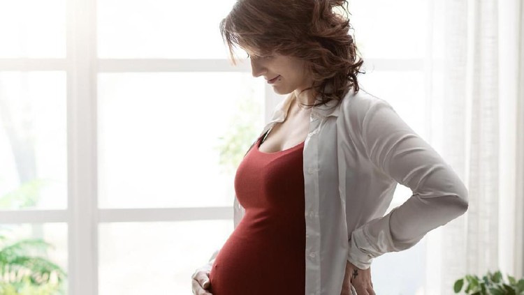 Stretch mark pada payudara merupakan hal yang umum dialami oleh ibu hamil. Apa penyebab stretch mark pada payudara? Simak penjelasannya berikut ini ya, Bun.