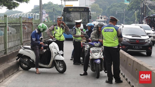 Direktorat Lalu Lintas Polda Metro Jaya bakal menilang pelanggar aturan ganjil genap secara manual maupun lewat sistem tilang elektronik (ETLE).