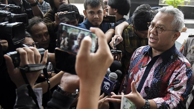 Perkara yang menyeret Komisioner KPU Evi Novida berbuntut panjang, mulai dari Keppres Jokowi yang dipersoalkan hingga berujung pencopotan Arief Budiman.