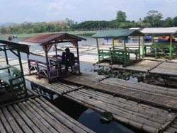 Berakit-rakit di Situ Bagendit