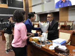 Penuhi Panggilan Komisi I, Helmy Yahya Dapat Bunga Bakung dari Pegawai TVRI
