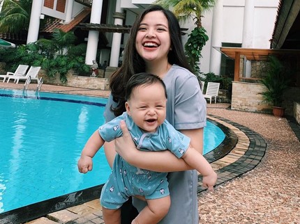 7 Momen Manis Mantan Penyanyi Cilik Tasya Kamila dan Anaknya
