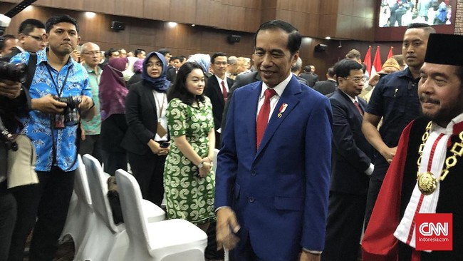 Presiden Jokowi menyatakan di Indonesia saat ini telah terjadi hiper-regulasi yang kerap membuat pemerintah terjebak dengan berbagai aturan yang dibuat sendiri.
