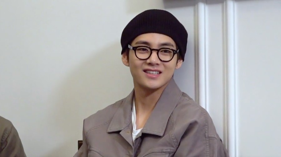 V BTS Telanjang Dada, ARMY Bule Bingung Kim Taehyung Gak Ada Akhlak Foto seksi V BTS mencetuskan tagar Kim Taehyung Gak Ada Akhlak yang membuat penggemar BTS di Eropa bingung.