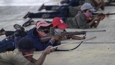 FOTO: Anak-anak Meksiko Angkat Senjata Lawan Geng Narkoba Anak-anak berusia lima sampai 15 tahun di Guerrero, Meksiko diajarkan angkat senjata sejak usia untuk menghalau kekerasan kartel narkoba.