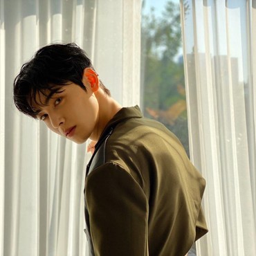 Penampakan Cha Eun Woo Pakai Masker Bikin Penggemar Histeris