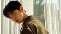 Penampakan Cha Eun Woo Pakai Masker Bikin Penggemar Histeris