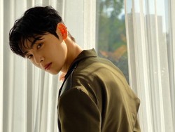 Penampakan Cha Eun Woo Pakai Masker Bikin Penggemar Histeris