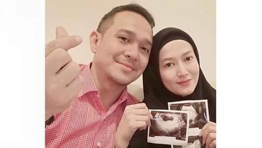 img-title Ungkap Usia Kandungan, Fadlan & Lyra Virna Pamer Foto Hasil USG