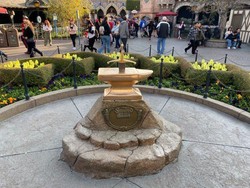 Di Disneyland, Ada yang Iseng Cabut Pedang ala Raja Arthur
