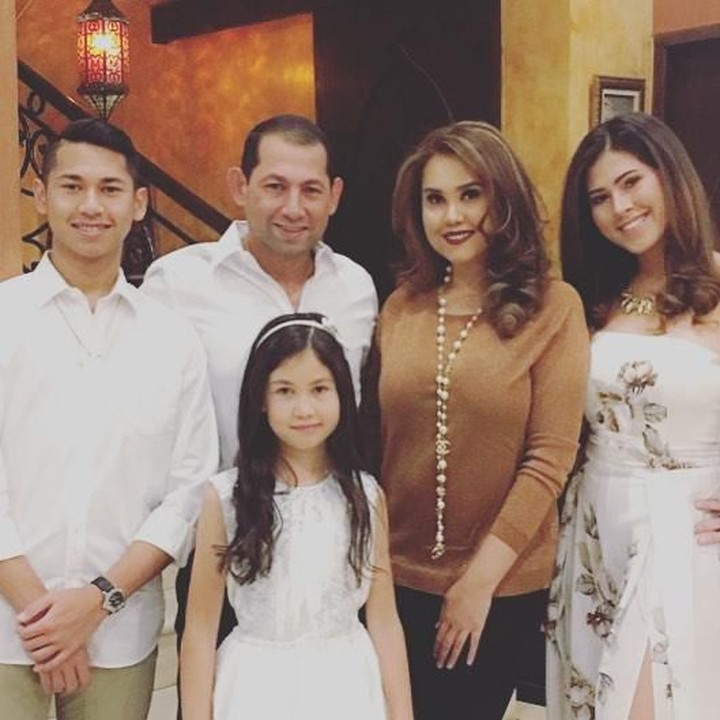 <p>Pada 4 Juli 1998, Cindy menikah dengan Thariq Mahmud Eben. Mereka sudah dikaruniai tiga anak, Sabrina Aisya Putri, Abriel Omar Syarif, dan Kirana Shaskia Putri. [Foto: Instagram @cindyclaudiaofficial]</p>
