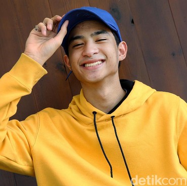 Lirik Lagu Rembulan - Devano Danendra