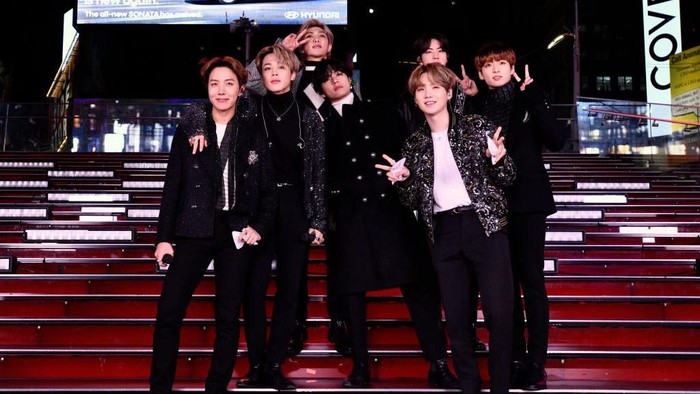 NEW YORK, NEW YORK - DECEMBER 31: BTS performs during Dick Clark's New Year's Rockin' Eve With Ryan Seacrest 2020 on December 31, 2019 in New York City. (Photo by Eugene Gologursky/Getty Images for Dick Clark Productions )
