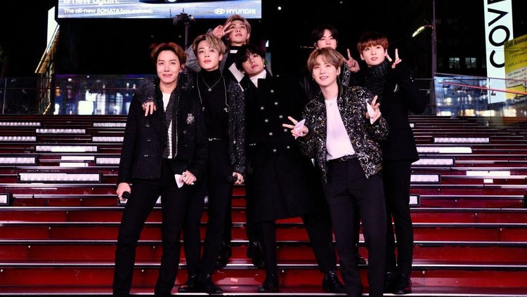 BTS NEW YORK, NEW YORK - DECEMBER 31: BTS performs during Dick Clark's New Year's Rockin' Eve With Ryan Seacrest 2020 on December 31, 2019 in New York City. (Photo by Eugene Gologursky/Getty Images for Dick Clark Productions )