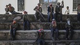 FOTO: Anak-anak Meksiko Angkat Senjata Lawan Geng Narkoba Anak-anak berusia lima sampai 15 tahun di Guerrero, Meksiko diajarkan angkat senjata sejak usia untuk menghalau kekerasan kartel narkoba.