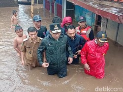Tinjau Lokasi Banjir Baleendah, Ridwan Kamil Nyebur Tak Mau Pakai Perahu