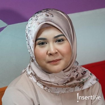 Mona Ratuliu Ungkap Kesha Menangis Sebelum Operasi Tumor di Payudaranya