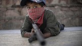 FOTO: Anak-anak Meksiko Angkat Senjata Lawan Geng Narkoba Anak-anak berusia lima sampai 15 tahun di Guerrero, Meksiko diajarkan angkat senjata sejak usia untuk menghalau kekerasan kartel narkoba.
